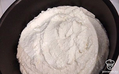 В смазанную маслом форму выложите полученную творожную массу. Поставьте в хорошо разогретую до 180 градусов духовку.