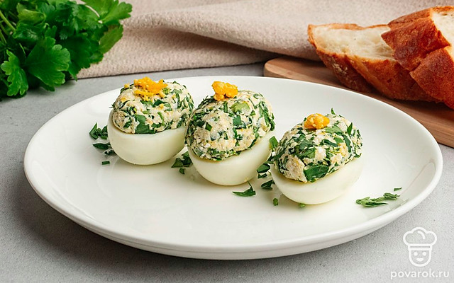 Яйца, фаршированные брынзой и зеленью — Рецепт с фото