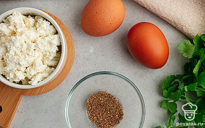 Приготовьте необходимые ингредиенты. Яйца помойте и поставьте вариться. Брынзу достаньте из холодильника. Зелень помойте и обсушите.