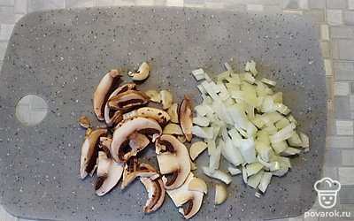 Грибы и лук нарежьте.