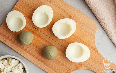 Яйца остудите, разрежьте пополам. Достаньте желток.