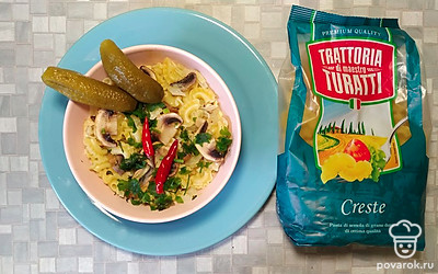 Подайте с зеленью. Можно украсить соленьями. Я добавила маринованные огурчики и красный перчик! Приятного аппетита! 