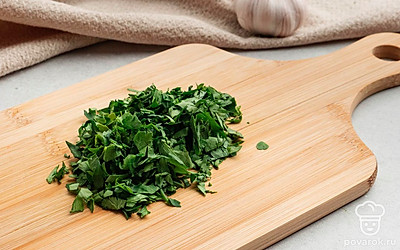 Зелень мелко порежьте Желток измельчите вилкой.