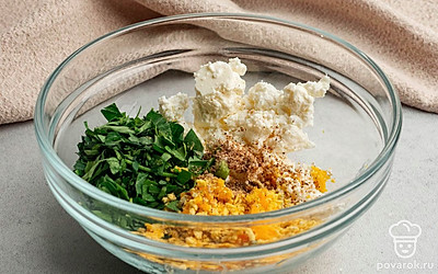 В глубокой миске соедините брынзу, зелень, желток и специи.