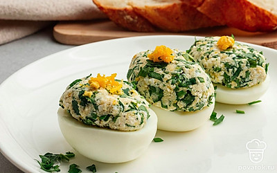 Все тщательно перемешайте. И наполните половинки белка.