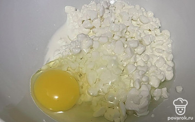 Добавьте яйца и сахар.