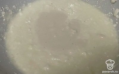 Добавьте сметану и муку, перемешайте.