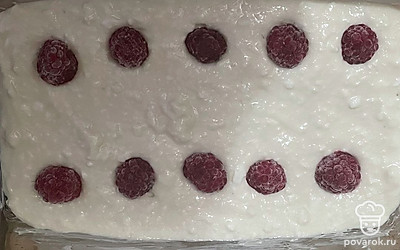 Форму смажьте маслом, тесто вылейте в форму и выложите ягоды малины. Выпекайте при 180 градусах 40 минут.