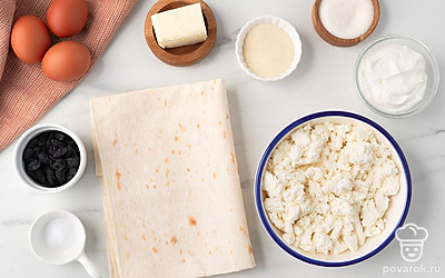 Помойте куриные яйца. Промойте изюм, замочите его на 10 минут в теплой воде, затем откиньте на дуршлаг. Подготовьте блендер.