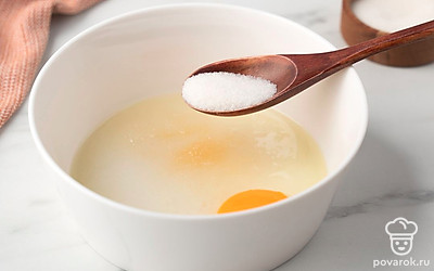 Взбейте в миске венчиком одно куриное яйцо с двумя столовыми ложками сахара.