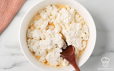 Добавьте творог и тщательно перемешайте.