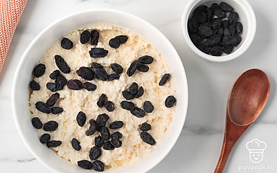 Вмешайте в творог изюм.