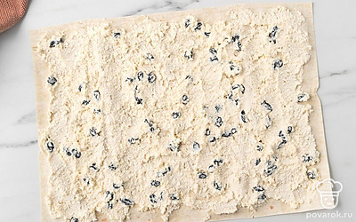 Положите перед собой лаваш. Ровным тонким слоем выложите на него начинку.