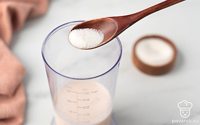 При помощи блендера или миксера смешайте сметану с двумя куриными яйцами и ложкой сахара.