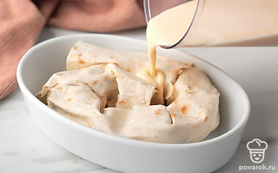 Аккуратно залейте получившийся соус в форму. Отправьте запеканку в разогретую до 180°С духовку на 40 минут.