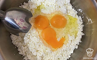 В творог разбейте яйца, все тщательно пробейте блендером.