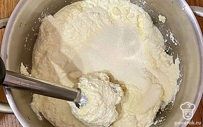 К творогу с яйцами добавьте манку и сахар. Тщательно пробейте блендером.