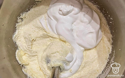 Добавьте сметану, тщательно пробейте блендером.