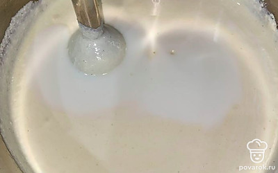 В конце влейте молоко и пробейте блендером. Должна получиться однородная масса без комочков.