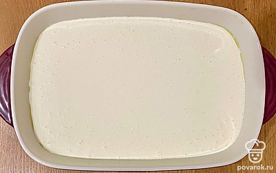 Противень смажьте подсолнечным маслом. Выложите получившуюся творожную массу.