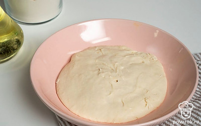 Доведите тесто до готовности. Два раза каждые 30 минут немного обминайте тесто, с каждой стороны приподнимая край теста и заворачивая его наверх. После последнего обминания оставьте тесто еще на 2 часа.