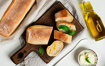 Подавайте багет-чиабатту порционно со сливочным маслом.