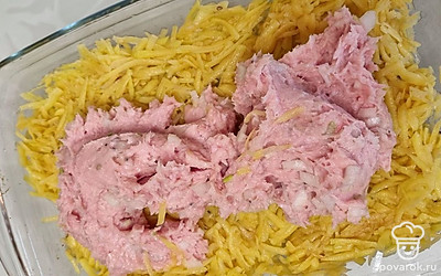Форму смажьте тонким слоем масла. Слоями выложите картофель и фарш, равномерно распределяя. 