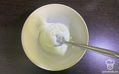 Приготовьте соус. В глубокую тарелку выложите сметану. 