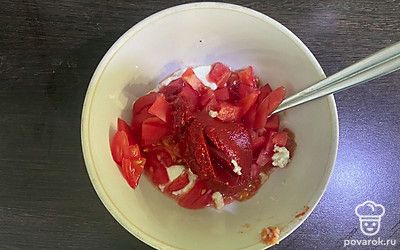 Приправьте чесноком и томатной пастой, перемешайте.