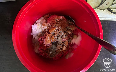 Фарш выложите в глубокую миску. Добавьте соль, перец и молотую паприку по вкусу. Перемешайте.