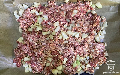 Выложите на противень для запекания фарш. 