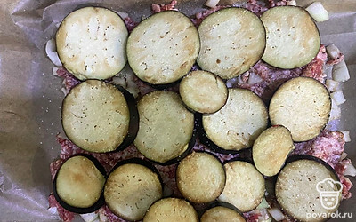 Сверху выложите баклажан, нарезанный кружочками. 