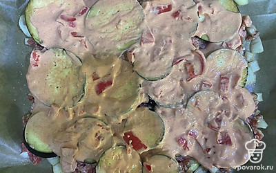 Смажьте баклажаны соусом. 