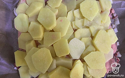 Сверху разложите картофель, нарезанный на кружочки. Посолите по вкусу и отправьте запекаться в разогретую до 190 градусов духовку примерно на час. Время зависит от мощности вашей духовки.