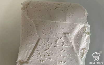 В глубокую посуду переложите творог.