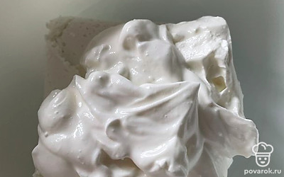 Добавьте три ложки сметаны.