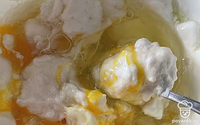 Вмешайте два яйца, три ложки муки и все перемешайте.