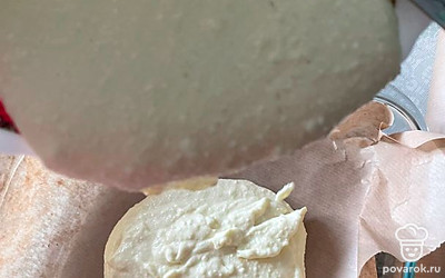 Вылейте в форму на пергамент и отправьте в духовку на 30 минут при 160 градусах.