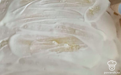 Смажьте готовую запеканку ложкой сметаны.