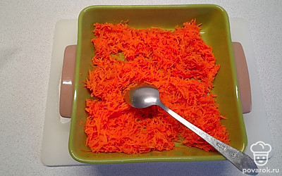 Морковь помойте, почистите и натрите на мелкой терке.