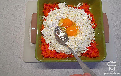 Добавьте к моркови творог, яйца и растительное масло.