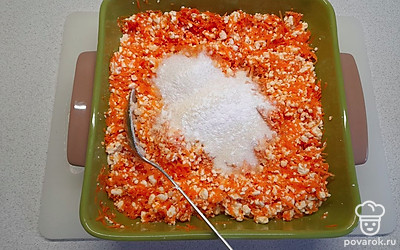 Добавьте сухие ингредиенты и перемешайте.