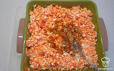 С изюма слейте воду, добавьте его в запеканку, еще раз перемешайте.