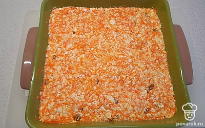 Запеканку разровняйте и отправьте в разогретую до 180 градусов духовку на 35 минут.