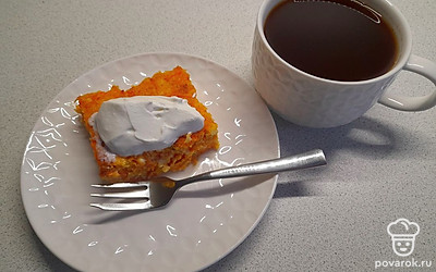 После остывания запеканку разрежьте на порционные кусочки. Подайте со сметаной или медом.