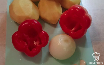 Помойте и почистите овощи.