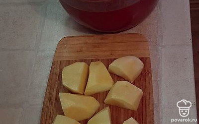 Крупно нарежьте картошку. Отварите до готовности (примерно 20 минут).