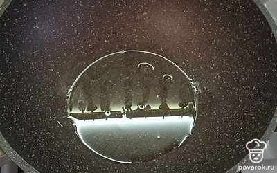 Налейте в сковороду растительное масло.