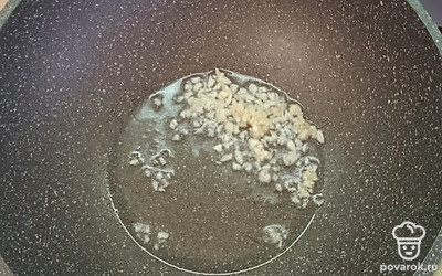 Обжарьте мелко нарезанный чеснок.
