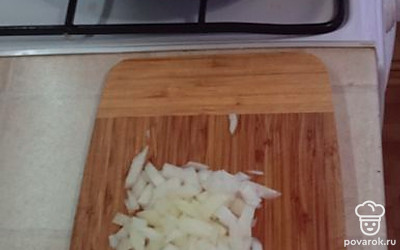 Мелко нарежьте лук, добавьте к чесноку и обжарьте до золотистой корочки.
